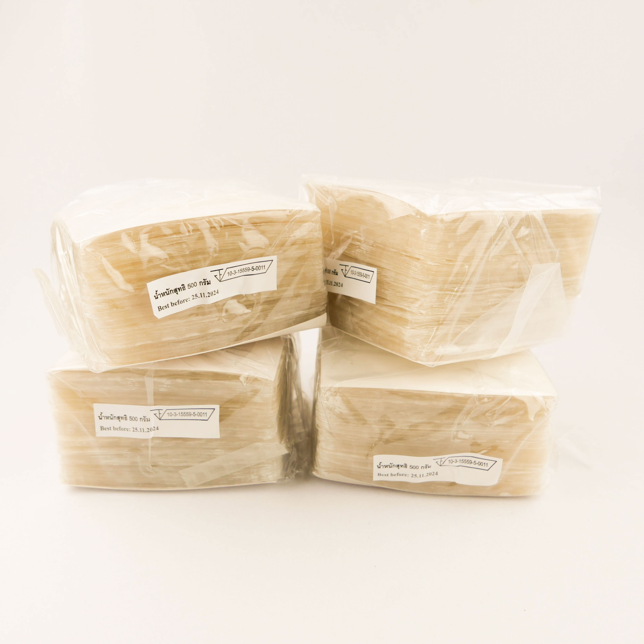 แผ่นแป้ง แหนมเนือง จากโรงงานตราต้นข้าว ขนาด 10x10 เซนติเมตร หนัก 500 กรัม มีประมาณ 164 แผ่นต่อแพ็ค